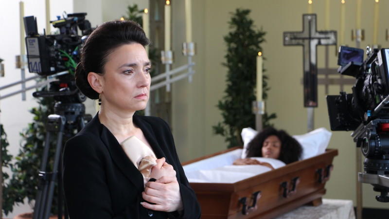 Simone Steinkamp (Tatjana Clasing) trauert um Letizia von Altenburg (Jennifer Dessin-Brasching)