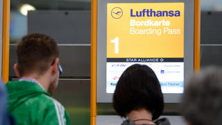 Flugreisende stehen am 30.09.2014 am Flughafen von Frankfurt am Main (Hessen) an einem Lufthansa-Bordkarten-Terminal an. Im festgefahrenen Tarifstreit bei der Lufthansa wollen die Piloten mit einem 15-stündigen Streik auf Langstrecken-Flügen den Druck erhöhen. Foto: Arne Dedert/dpa +++(c) dpa - Bildfunk+++