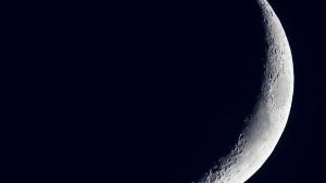 Der zu etwa 28 Prozent sichtbare Neumond, aufgenommen in der Silvesternacht am 31.12.2008 über dem brandenburgischen Sieversdorf (Oder-Spree). Seit Menschengedenken fasziniert der Erdtrabant immer wieder die Gemüter. Der Mond umkreist die Erde alle 2