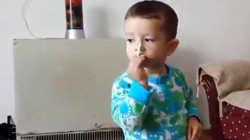 Zweijähriger Junge wird von Eltern zum Rauchen animiert