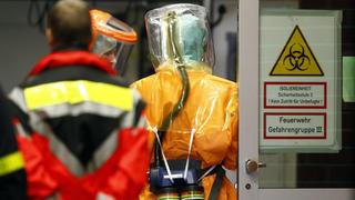 Members of medical staff in sealed protective suits work as an Ebola patient arrives at the Universitaetsklinikum Frankfurt (University Hospital Frankfurt) in Frankfurt, October 3, 2014. The federal government of the German federal state of Hesse announced that the University Hospital Frankfurt would treat the non-European person who arrived at Frankfurt airport in the early hours of Friday. REUTERS/Ralph Orlowski   (GERMANY - Tags: HEALTH DISASTER)
