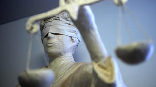 ARCHIV - ILLUSTRATION - Die Statue Justizia ist am 25.01.2011 im Amtsgericht in Hannover zu sehen.   Foto: Peter Steffen/dpa   (zu  dpa Berichterstattung über den 70.Deutschen Juristentag vom 19.09.2014) +++(c) dpa - Bildfunk+++
