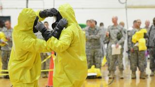 U.S. Army soldiers from the 101st Airborne Division (Air Assault), who are earmarked for the fight against Ebola, train before their deployment to West Africa, at Fort Campbell, Kentucky October 9, 2014. The U.S. military is ramping up its response to the Ebola outbreak in West Africa, where it has already killed more than 3,400 people in Liberia, Sierra Leone and Guinea.   REUTERS/Harrison McClary  (UNITED STATES - Tags: HEALTH MILITARY DISASTER)