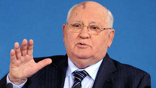 ARCHIV - Michail Gorbatschow, Friedensnobelpreisträger und ehemaliger Staatspräsident der Sowjetunion, spricht am 10.12.2011 in München (Bayern) bei einer Preisverleihung. Foto: Tobias Hase/dpa (zu dpa "Anzeichen eines Kalten Krieges - Gorbatschow mahnt Putin und Obama" vom 05.10.2014) +++(c) dpa - Bildfunk+++