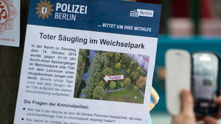 Die Polizei sucht mit Hilfe von Aushängen am 15.10.2014 in Berlin nach Zeugen zu dem Babyleichenfund. In der Nacht zum 14.10.2014 wurde in einer Grünanlage am Weichselplatz in Berlin-Neukölln eine Babyleiche gefunden. Foto: Lukas Schulze/dpa +++(c) dpa - Bildfunk+++