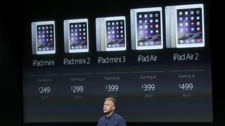 Phil Schiller, Apple's Senior Vice President of Worldwide Product Marketing speaks during a presentation of the new iPad at Apple headquarters in Cupertino, California October 16, 2014.  REUTERS/Robert Galbraith (UNITED STATES  - Tags: SCIENCE TECHNOLOGY BUSINESS)  