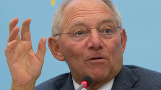 Bundesfinanzminister Wolfgang Schäuble (CDU) nimmt am 06.10.2014 in Berlin am Deutschen Forum Sicherheitspolitik 2014 teil. Das Forum befasst sich 2014 mit den Folgen der globalen Banken- und Finanzkrisen. Foto: Lukas Schulze/dpa +++(c) dpa - Bildfunk+++