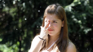 Ein junges Mädchen, am 26.04.2007 in Frankfurt am Main von Pappelpollen umgeben, reibt sich die Augen. MODEL RELEASED. Foto: Heiko Wolfraum +++(c) dpa - Report+++