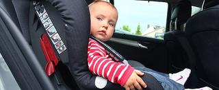 ARCHIV - Die kleine Julie-Marie (1) sitzt in ihrem Autokindersitz, aufgenommen am 19.06.2008 in Osterode am Harz. Bei der Sicherheit von Auto-Kindersitzen sieht der ADAC bei einigen Herstellern noch erheblichen Nachholbedarf. Denn bei einem gemeinsamen Test des Autoclubs und der Stiftung Warentest fielen vier von 22 geprüften Kindersitzen mit der Gesamtnote «mangelhaft» glatt durch.  Foto: Frank May  dpa (zu dpa-KORR: 'Sicherheitsmängel bei Auto-Kindersitzen' vom 26.05.2009) +++(c) dpa - Bildfunk+++