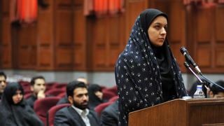 Die Iranerin Rejhaneh Dschabbari bei einem Gerichtsprozess am 15.12.2008 in Teheran, Iran. Dschabbari hatte im Juli 2007 nach eigenen Angaben ihren Vergewaltiger in Notwehr mit dem Messer getötet. Das Gericht aber verurteile sie wegen Mordes zum Tode. Eine Hinrichtung jedoch könnte, laut iranischen Gesetzen, bei einer Begnadigung seitens der Opferfamilie verhindert werden. Die aber haben dies mehrmals abgelehnt und fordert Rache. Foto: Goalara Sajadieh/dpa +++(c) dpa - Bildfunk+++