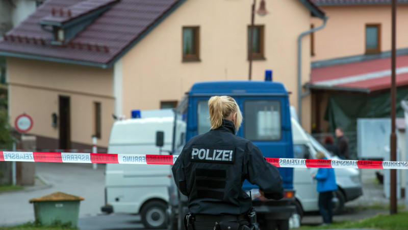 Polizei-Absperrung vor dem Einfamilienhaus in Schwarza