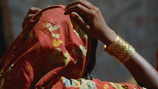 Menschen/AsienIndien Goa Inderin Frau Eingeborene mit Kopftuch Arm Armreif geschmückt Kopf von hinten Indian women with scarf Inderin mit Kopftuch