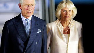 epa04467848 Britain's Prince Charles, Prince of Wales (L) and Camilla, the Duchess of Cornwall (R), upon their arrival in Bogota, Colombia, 28 October 2014. Prince Charles and Camilla began their visit in Bogota, where they will attend an official welcome at the presidential palace on 29 October. During their visit they will attend a peace and reconciliation ceremony to remember the victims of Colombia's armed conflicts, before visiting the Macarena National Park in southern Colombia. EPA/LEONARDO MUNOZ +++(c) dpa - Bildfunk+++