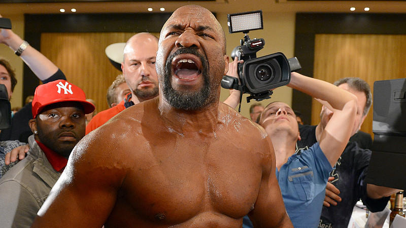 Shannon Briggs kann besonders gut Mätzchen.