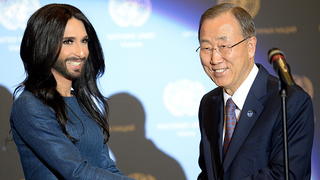 dpatopbilder epa04474601 Eurovision Songcontest winner Conchita Wurst (L) is congratulated by UN Secretary General Ban Ki-moon after his performance by Wurst at the United Nations headquarters in Vienna, 03 November 2014. EPA/ROLAND SCHLAGER +++(c) dpa - Bildfunk+++