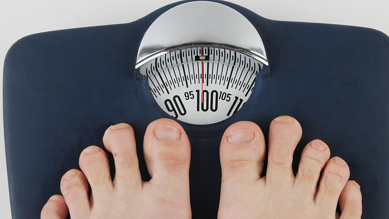Liegt der BMI zwischen 25 und 29, handelt es sich um Übergewicht.