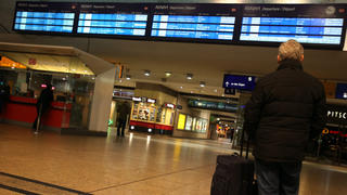 Ein Mann steht am 06.11.2014 in Köln (Nordrhein-Westfalen) im Hauptbahnhof vor der Anzeigetafel. Die Gewerkschaft Deutscher Lokomotivführer (GDL) hat den längsten Streik in der Geschichte der Deutschen Bahn angekündigt. Der Ausstand beginnt am Mittwoch und soll am Montag (10.11.2014) in den Morgenstunden enden. Foto: Oliver Berg/dpa +++(c) dpa - Bildfunk+++
