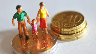 ARCHIV - ILLUSTRATION - Eine Figur, die ein Paar mit kleinem Kind zeigt, steht auf Euro-Münzen, aufgenommen am 15.02.2011. Foto: Andreas Gebert dpa/lby (zu: "Bundestag entscheidet über neues Elterngeld Plus" vom 07.11.2014) +++(c) dpa - Bildfunk+++