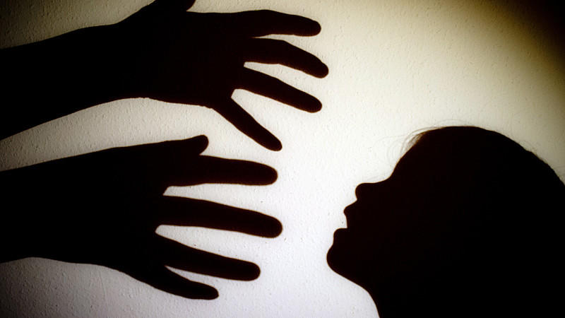 ILLUSTRATION - ARCHIV - Schatten von Händen einer erwachsenen Person und dem Kopf eines Kindes an einer Wand eines Zimmers am 12.01.2014 in Frankfurt (Oder) (Brandenburg).  Foto: Patrick Pleul (zu dpa "Vater soll siebenjährigen Sohn schwer missbrauch
