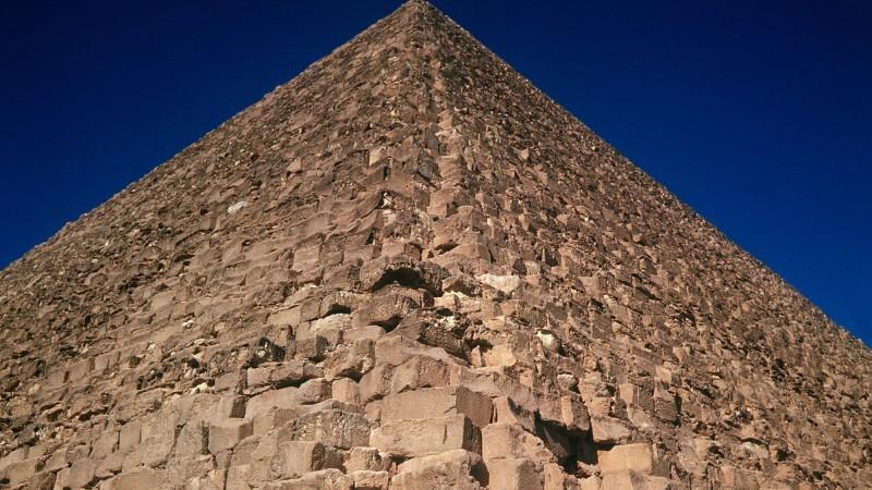 Cheops ist mit 140 Metern Höhe die größte Pyramide der Welt.