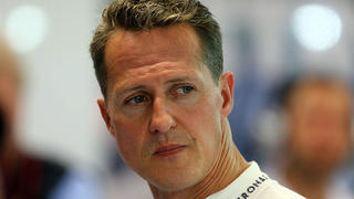 ARCHIV - Der deutsche Formel-1-Pilot Michael Schumacher, aufgenommen am 23.09.2012 in seiner Box am Marina-Bay-Street-Circuit, Singapur. Foto: Jens Buettner/dpa (zu dpa «Arzt aus Schumachers Ex-Behandlungsteam: Man muss Geduld haben» vom 23.10.2014) +++(c) dpa - Bildfunk+++