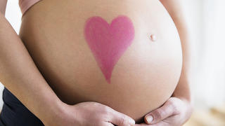 Mid section of pregnant woman with drawing of heart on belly, Schwangerschaft Keine Weitergabe an Drittverwerter.
