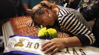 Teresa Munoz mourns over the coffin of her daughter Maria Jose Alvarado during a wake for Maria Jose and her sister Sofia outside their home in Santa Barbara November 20, 2014. The Honduran beauty queen has been found shot dead in a suspected crime of passion just days before she was due to compete in the Miss World pageant in London, police said on Wednesday. The bodies of Maria Jose, 19, and her sister Sofia, 23, were found buried near a river in the mountainous region of Santa Barbara in western Honduras, said Leandro Osorio, head of the criminal investigation unit. REUTERS/Jorge Cabrera (HONDURAS - Tags: CRIME LAW CIVIL UNREST ENTERTAINMENT TPX IMAGES OF THE DAY)