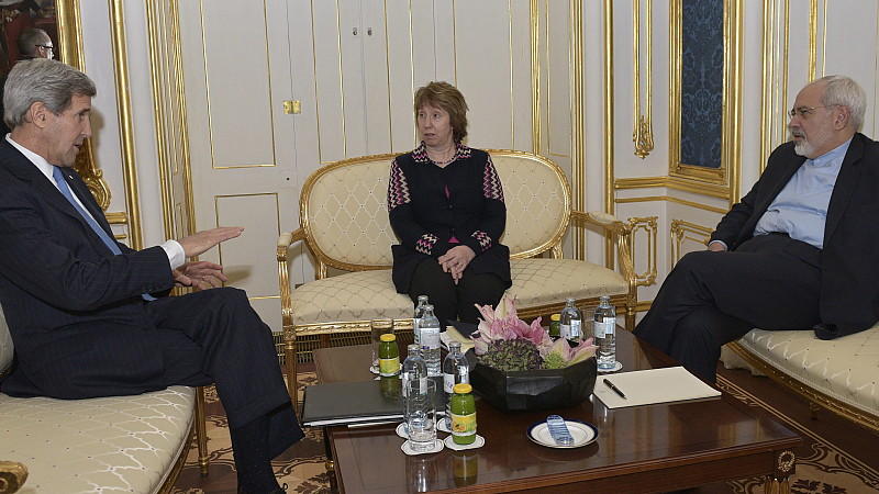 Die Außenminister John Kerry (USA) und Mohammed Dschawad Sarif (Iran) sowie die EU-Chefunterhändlerin Catherine Ashton bei gesprächen zum Atomstreit im österreichischen Wien