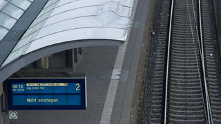 "Nicht einsteigen" steht am 07.11.2014 auf einer Informationstafel neben einem leeren Gleis auf dem Freiburger Hauptbahnhof. Die Gewerkschaft Deutscher Lokomotivführer (GDL) hat den längsten Streik in der Geschichte der Deutschen Bahn angekündigt. Der Ausstand beginnt am Mittwoch und soll am Montag (10.11.2014) in den Morgenstunden enden. Foto: Patrick Seeger/dpa +++(c) dpa - Bildfunk+++