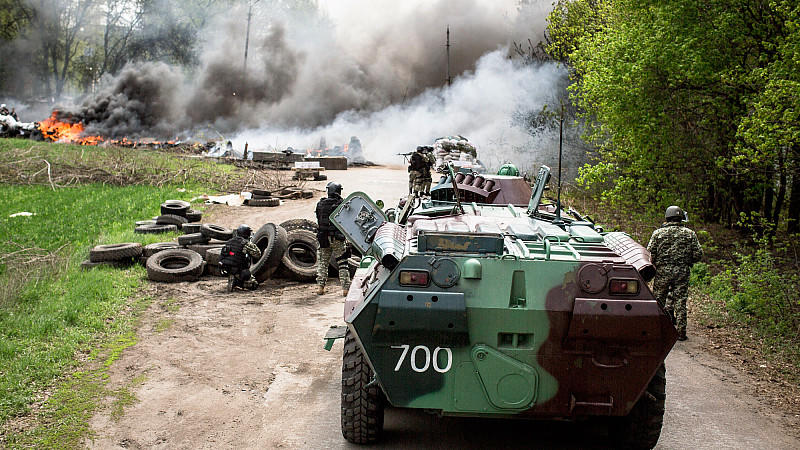 Konfliktszene zwischen Separatisten und ukrainischem Militär in der Ostukraine