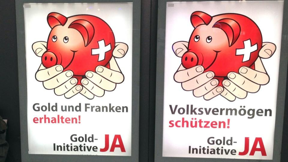 Wahlplakate zur Abstimmung über die schweizerischen Goldbestände.