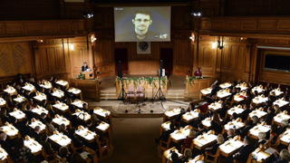 epa04510869 US Whistleblower Edward Snowden (C) is shown on a livestream from Moscow during the Right Livelihood Award ceremony at the 2nd chamber hall at the Swedish Parliament, in Stockholm, Sweden, 01 December 2014. Fugitive US intelligence contractor Edward Snowden was recognized 01 December alongside four other winners of the 2014 Right Livelihood Award at a ceremony in the Swedish parliament. The Right Livelihood Award was founded by journalist and professional philatelist Jakob von Uexkull in 1980. EPA/PONTUS LUNDAHL SWEDEN OUT +++(c) dpa - Bildfunk+++