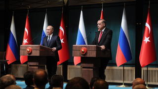 epa04510968 Russian President Vladimir Putin (L) and his Turkish counterpart Recep Tayyip Erdogan (R) deliver a news conference after their meeting in the new presidential palace outside Ankara, Turkey, 01 December 2014. Putin and Erdogan began a meeting in Ankara to discuss their often opposing views on the crisis in Syria, the Islamic State threat and gas supplies to Turkey. Russia agreed to send more gas to Turkey and charge 6 per cent less for the energy, starting in January. Putin is on a one-day official visit to Turkey. EPA/MIKHAIL KLIMENTYEV / RIA NOVOSTI / KREMLIN POOL MANDATORY CREDIT +++(c) dpa - Bildfunk+++