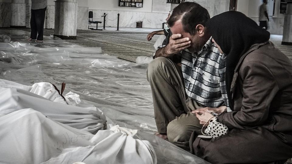 Syrer trauern um Opfer der Bürgerkriegs.