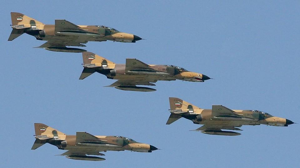 Iranische Kampfjets im Formationsflug