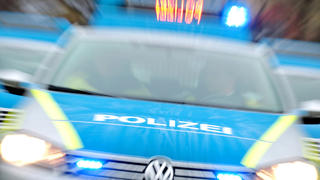 ARCHIV - Ein Einsatzwagen der Polizei steht mit Blaulicht am 24.01.2012 in Magdeburg (Zoomeffekt). NRW-Innenminister Ralf Jäger (SPD) stellt am Montag den «Flasher», das neue rote Blitzlicht, sowie die Tonfolge «Yelp» der NRW-Polizeifahrzeuge vor.  Foto: Jan Woitas/dpa +++(c) dpa - Bildfunk+++