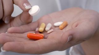 Tabletten in der Hand | Doctor Holding Pills in her Hand