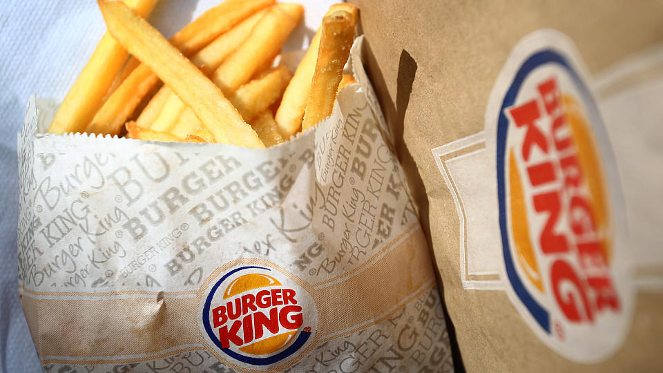 Burger King Pommes und Verpackung mit Firmenlogo