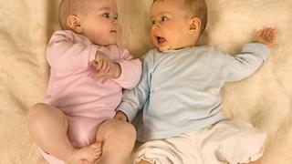 Two babies lying down together. Keine Weitergabe an Drittverwerter., Royalty free: Bei werblicher Verwendung Preis auf Anfrage