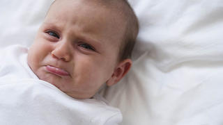 Baby girl (2-5 months) crying,  , Baby-Maedchen (2-5 Monate) das Schreien Keine Weitergabe an Drittverwerter.