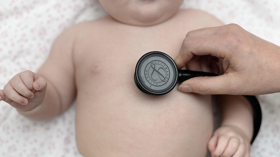 Baby stock. A 5 months old baby has her heart checked by a Doctor with a stethoscope. Picture date: Wednesday November 19, 2014. Photo credit should read: Andrew Matthews/PA Wire URN:21510399