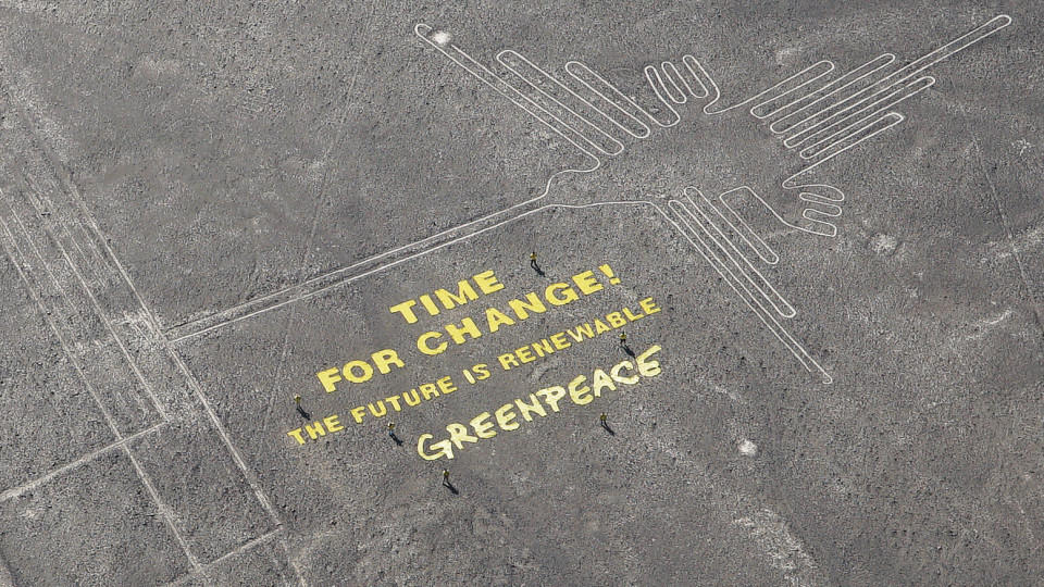 Mit diesem Schriftzug zwischen den antiken Nazca-Linien hat sich Greenpeace Ärger eingehandelt.