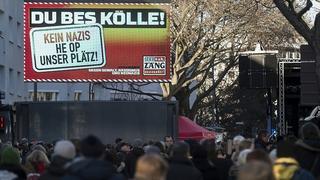 Demonstranten auf der "Du bes Kölle - Kein Nazis he op unser Plätz" Demonstration am 14.12.2104 in Köln (Nordrhein-Westfalen). Die Bewegung "Arsch hu - Zäng ussenander" organisiert die Demo gegen den gewalttätigen Aufmarsch von Hooligans und Neonazis vom 26.10.2014. Foto: Marcus Simaitis/dpa +++(c) dpa - Bildfunk+++