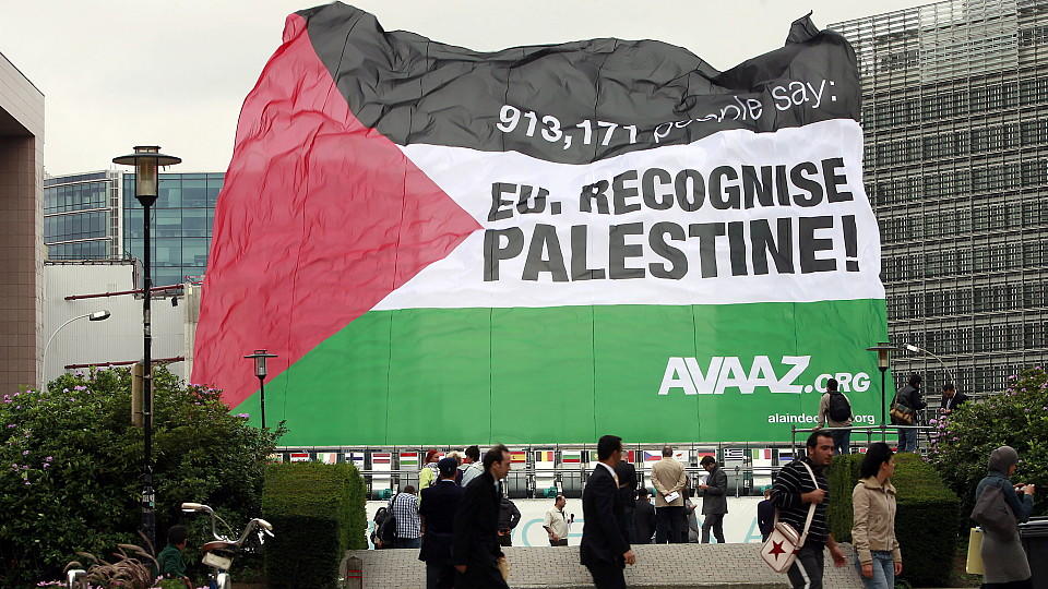 Eine Palästina-Fahne mit der Aufschrift "EU recognise Palestine" weht in Brüssel.