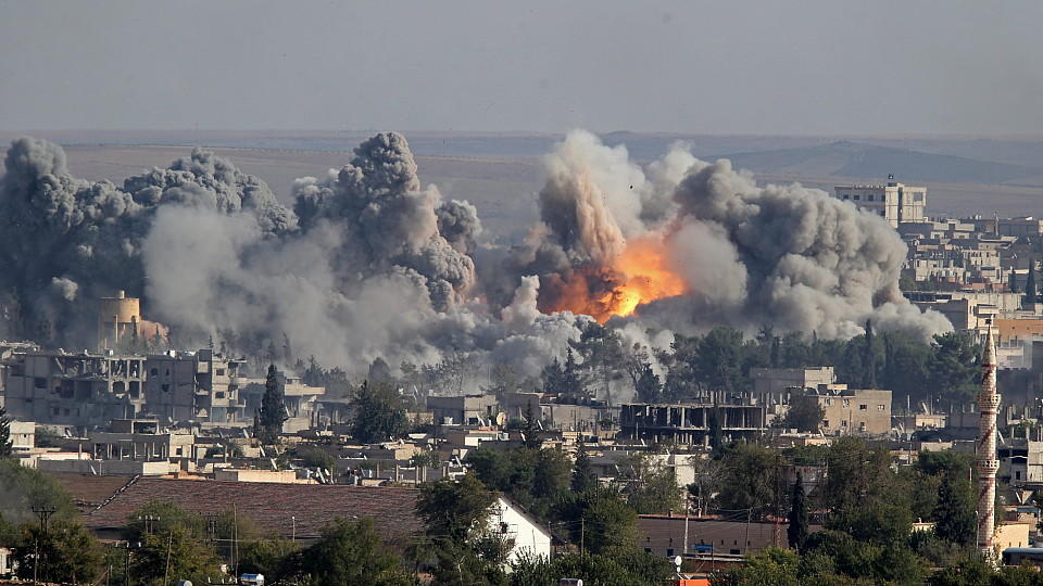 Dichter Rauch steigt aus der syrischen Stadt Kobane.