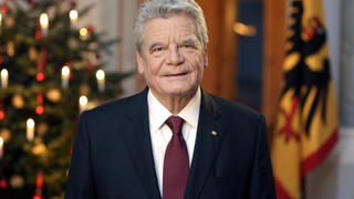 ACHTUNG SPERRFRIST - PUBLICATION EMBARGOED UNTIL WEDNESDAY DEC. 24, 2014, 00:01 - In this Monday Dec. 22, 2014 photo German President Joachim Gauck poses after the recording of the traditional Christmas message at Bellevue Palace in Berlin. With his speech, the head of state addresses the citizens during Christmas celebrations. Photo: Michael Sohn/dpa +++(c) dpa - Bildfunk+++