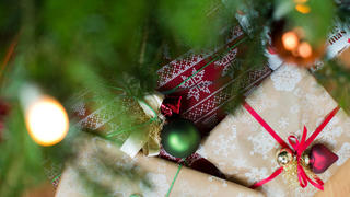 ARCHIV - Geschenke liegen am 19.12.2013 unter einem Weihnachtsbaum in Köln (Nordrhein-Westfalen). Nach dem Fest ist vor dem Umtausch - jedes Jahr landen an Weihnachten ungeliebte Geschenke unter dem Weihnachtsbaum. Doch was damit tun? Wer die Präsente nicht einfach behalten will, kann sie zurückbringen.  Foto: Rolf Vennenbernd/dpa +++(c) dpa - Bildfunk+++