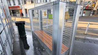 Wire grid has been placed around a public bench to prevent homeless from drinking alcohol and sleeping on it, on December 25, 2014 in Angouleme, southwestern France. Nine benches around the "Galerie du Champ-de-mars" shopping mall have been locked following residents and consummers complaints, according to Jean Guiton, deputy mayor in charge of security, of the UMP main opposition right-wing party. AFP PHOTO PIERRE DUFFOUR (zu: "Französische Gemeinde entfernt umstrittene Zäune gegen Obdachlose" vom 26.12.2014 +++(c) dpa - Bildfunk+++
