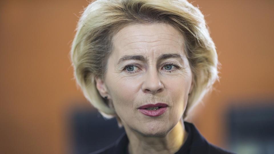 Hacker haben den Fingerabdruck von Verteidigungsministerin Ursula von der Leyen (CDU) kopiert.