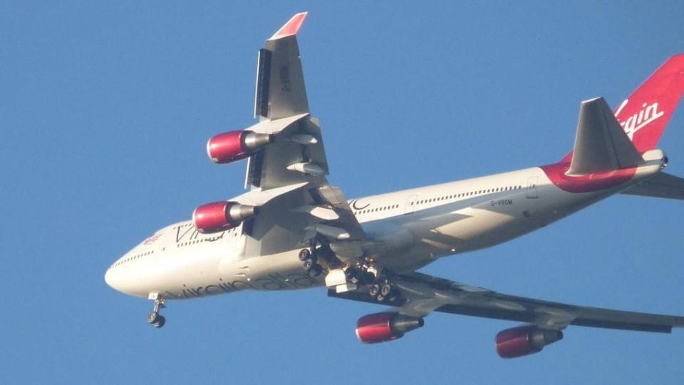 Jumbo-Jet vollführt Notlandung auf dem Flughafen London Gatwick.